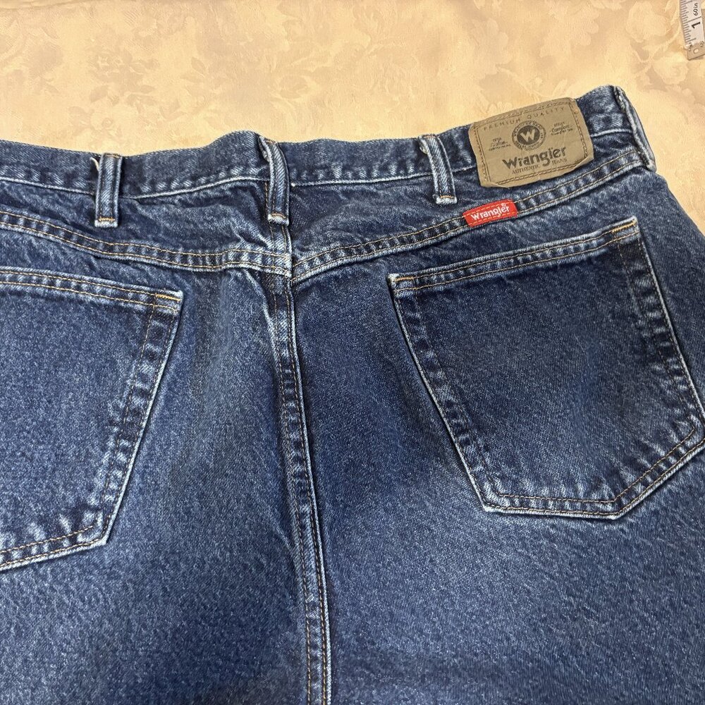 Mens Wrangler jeans size 40 x 30.  Like new jeans.